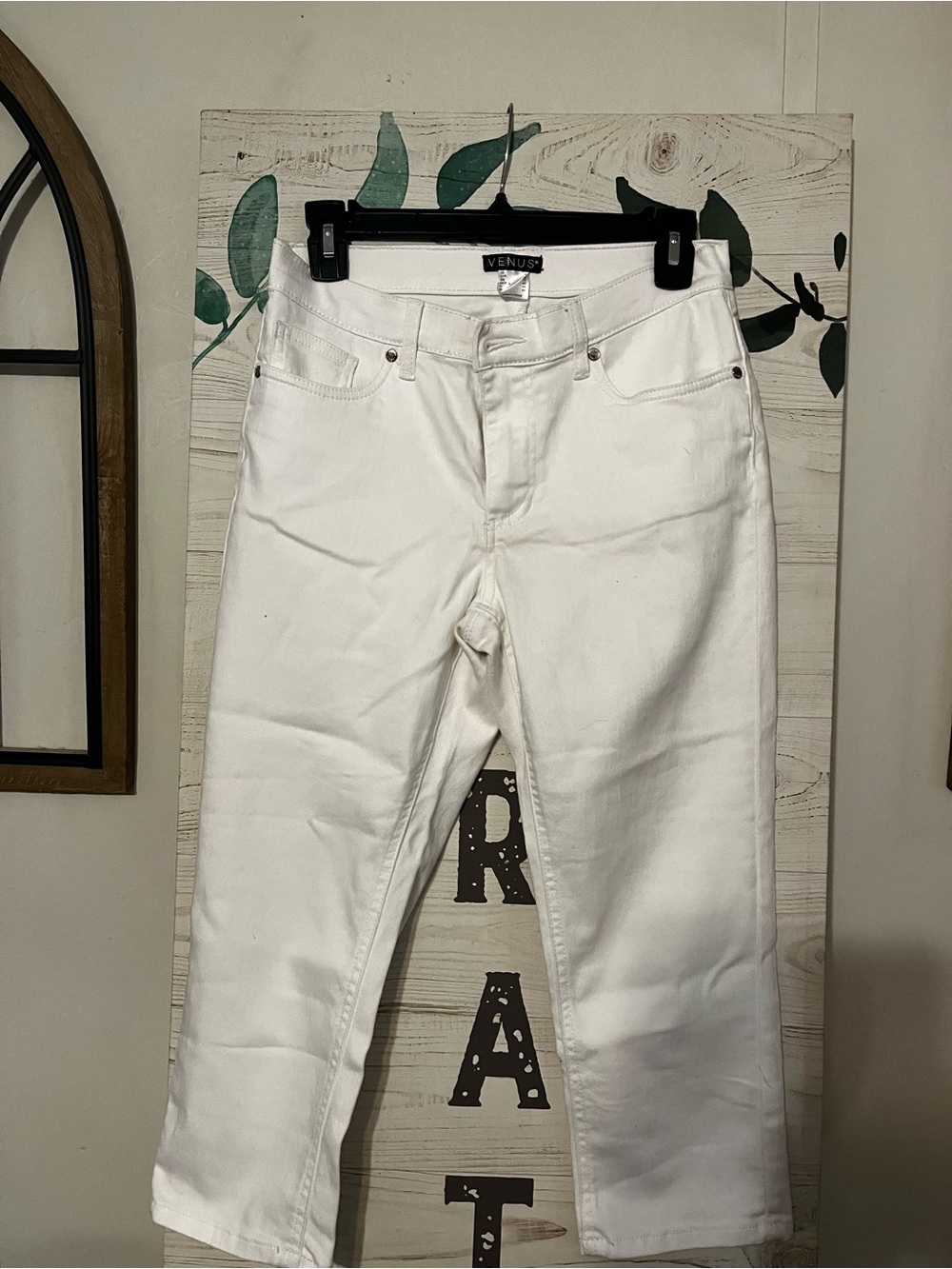 VENUS Crisp White Straight-Leg Jeans